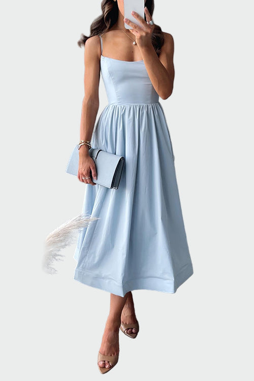 Elegant midi kjole med justerbare stropper