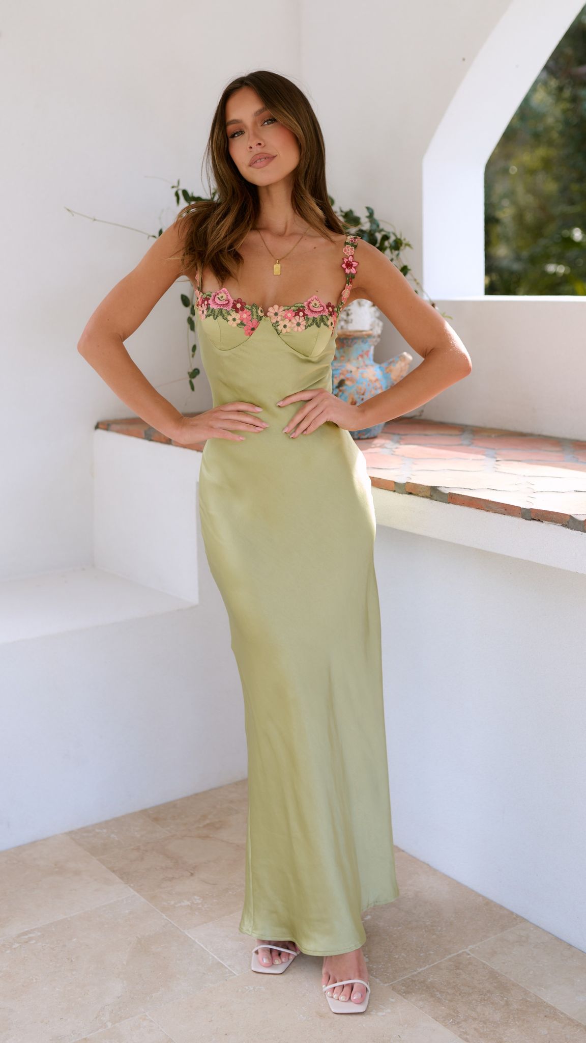 Chelsey | Maxi Kjole med Blomsterdetalje