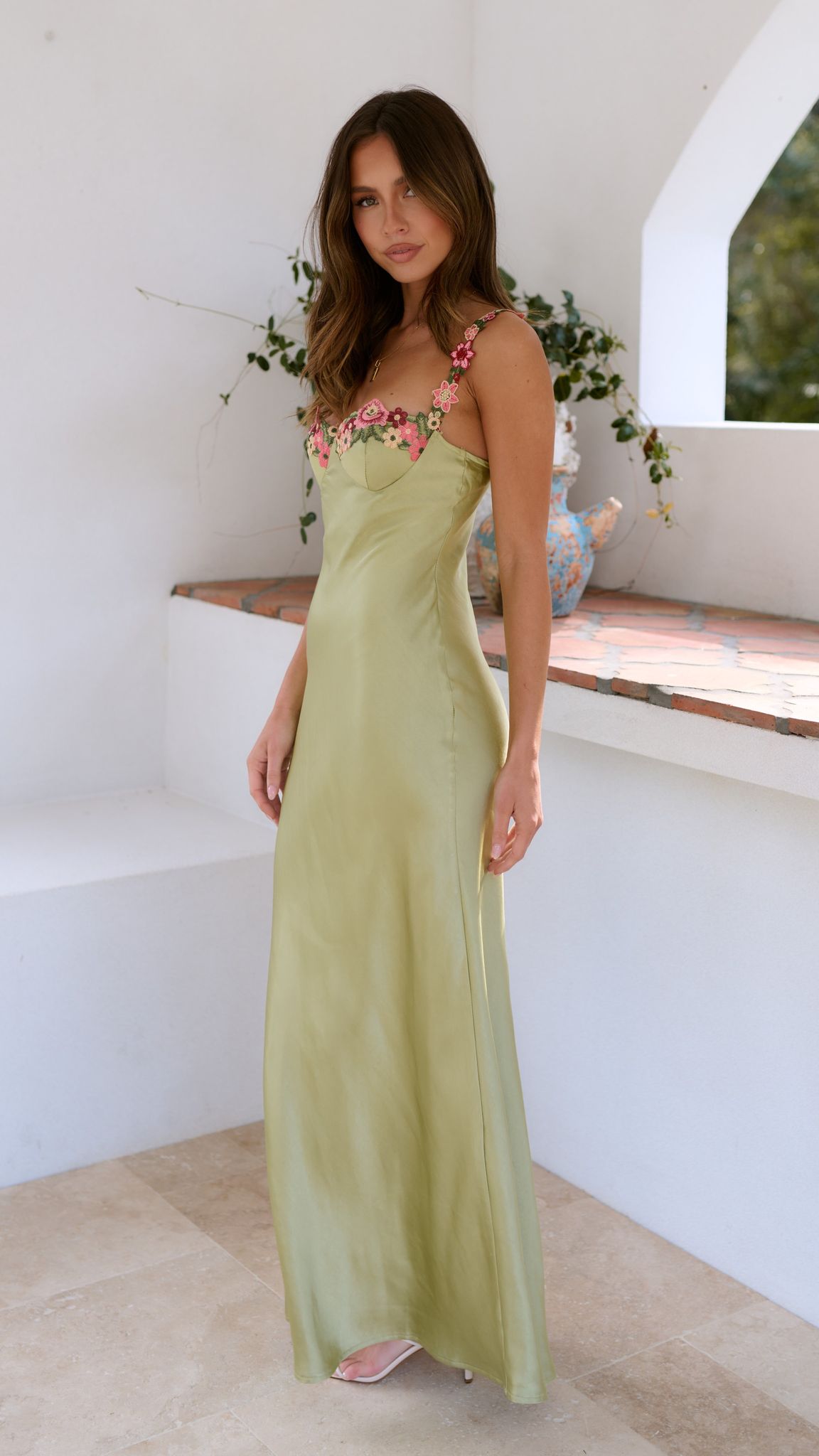 Chelsey | Maxi Kjole med Blomsterdetalje