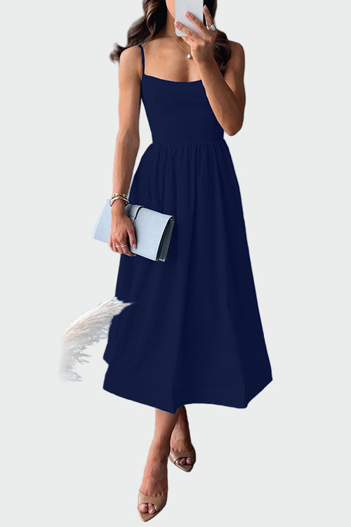 Elegant midi kjole med justerbare stropper