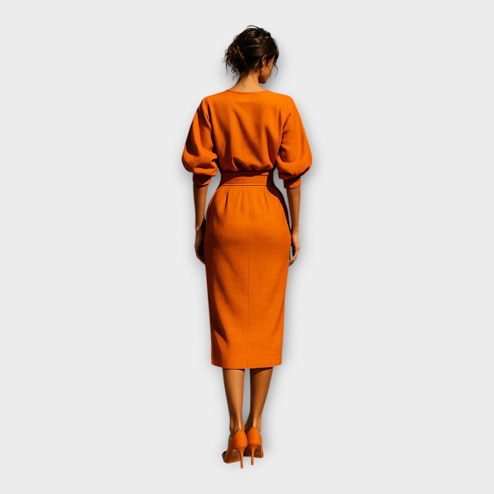 Elegant kjole med raffineret design og minimal æstetik